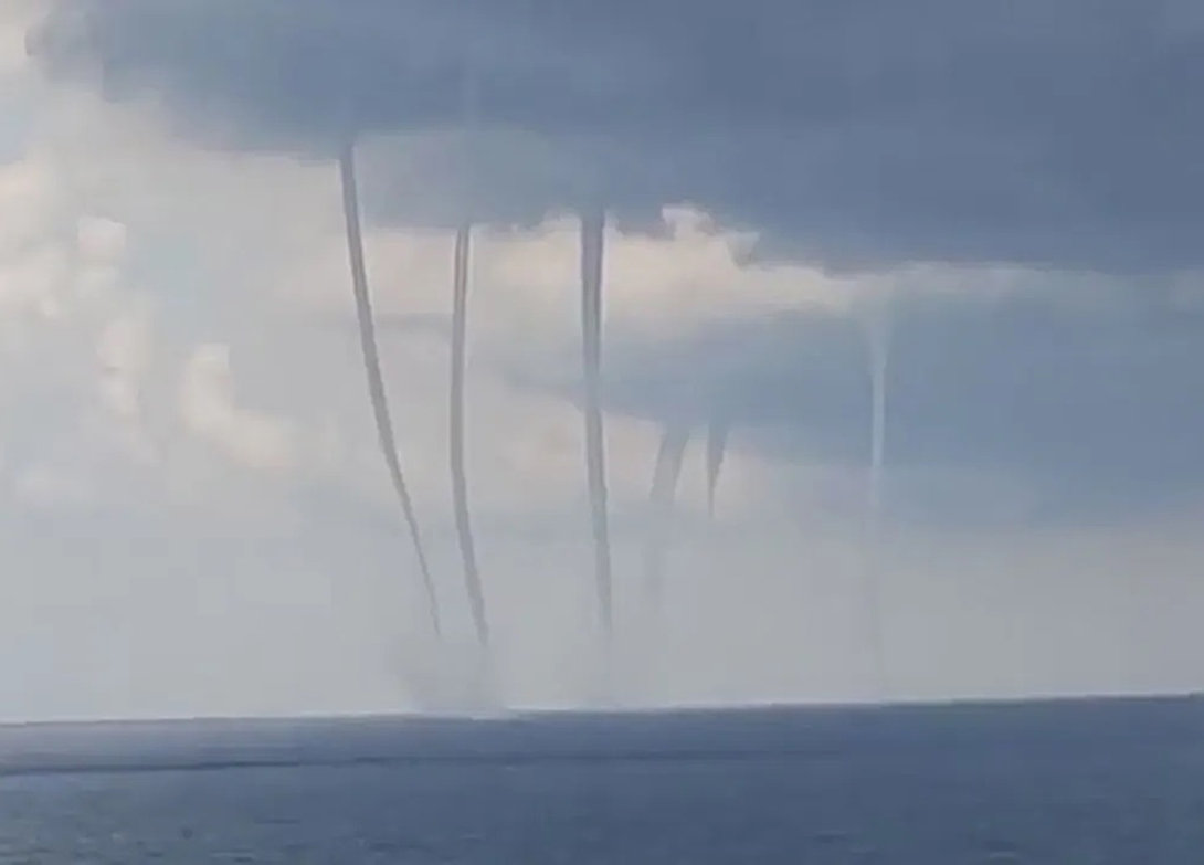 罕见通河天空出现龙吸水15年前高邮龙吸水的黑影是龙吗