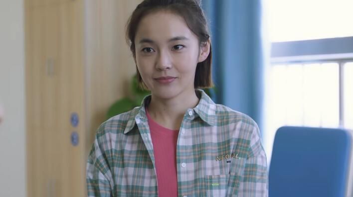 而张佳宁饰演的地摊服务员九斤,基本上没带妆素颜出镜,虽然整个人显得