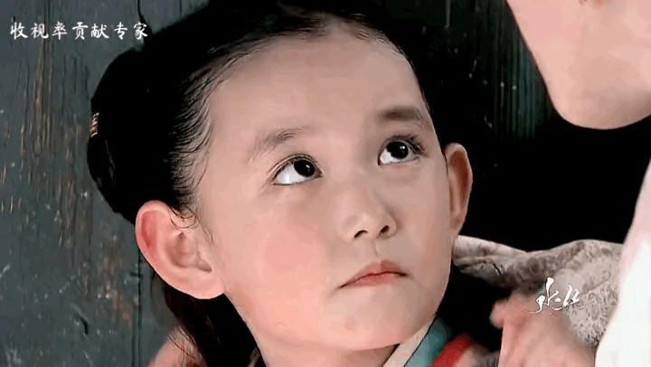 蒋依依也是我们熟知的童星之一小时候肉乎乎的样子真的很可爱