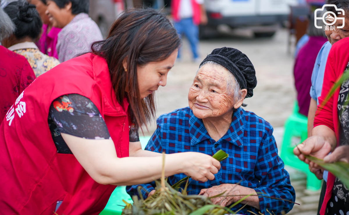 关爱留守老人,欢度端午佳节!