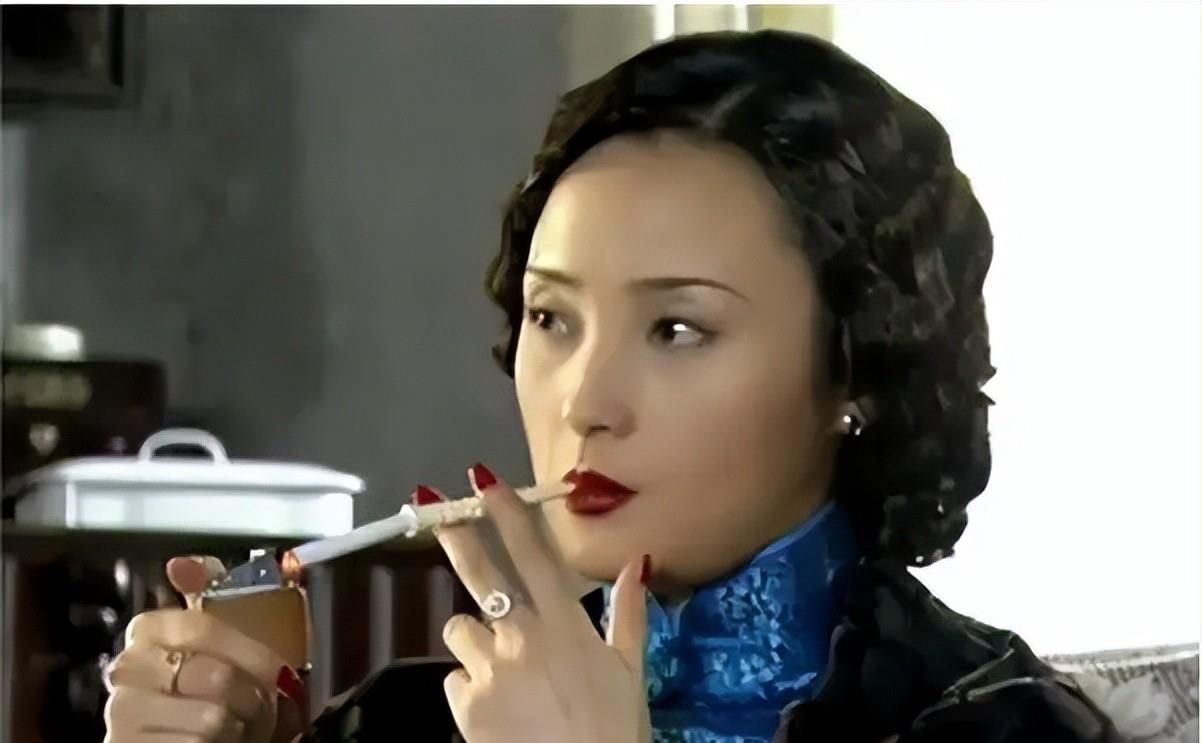 但是很显然,蒋勤勤不满意自己始终以颜值走江湖的状态,于是还在这一年