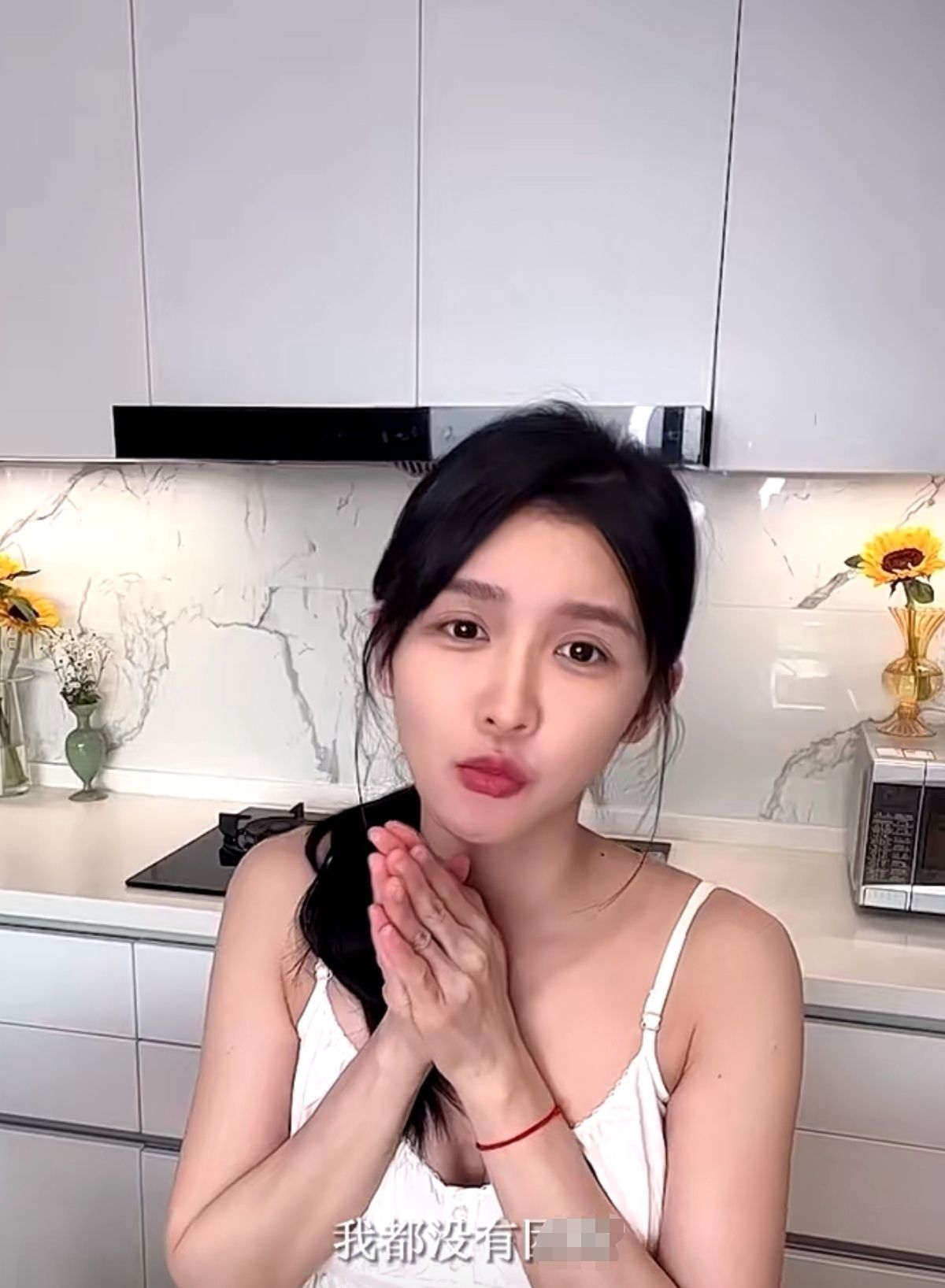 以离婚人士参加女团选秀的女明星,仿佛这些成为蔡卓宜的个人标签,但