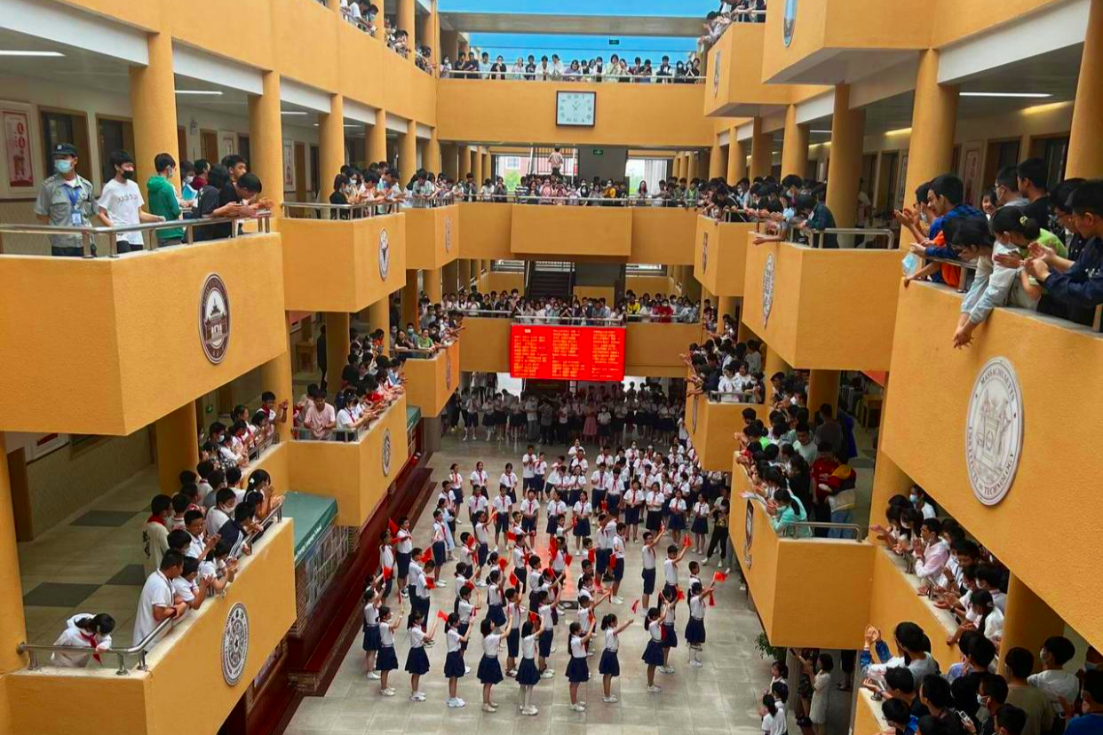 武汉外国语学校初中部六一举行快闪活动强国有我