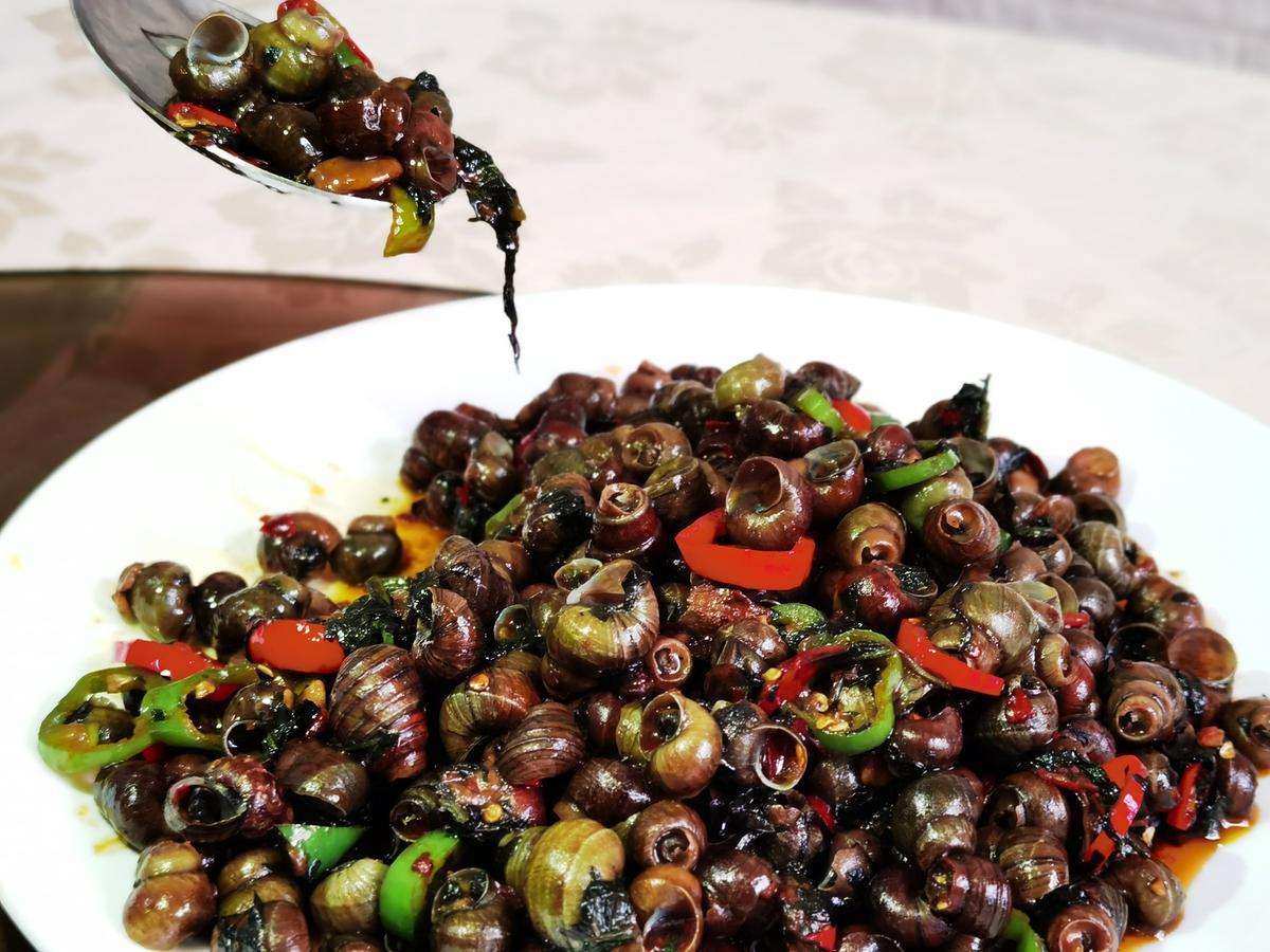 我不知道你们是从哪里来,我的话是那年吃宵夜,于是叫了一盘广式炒田螺