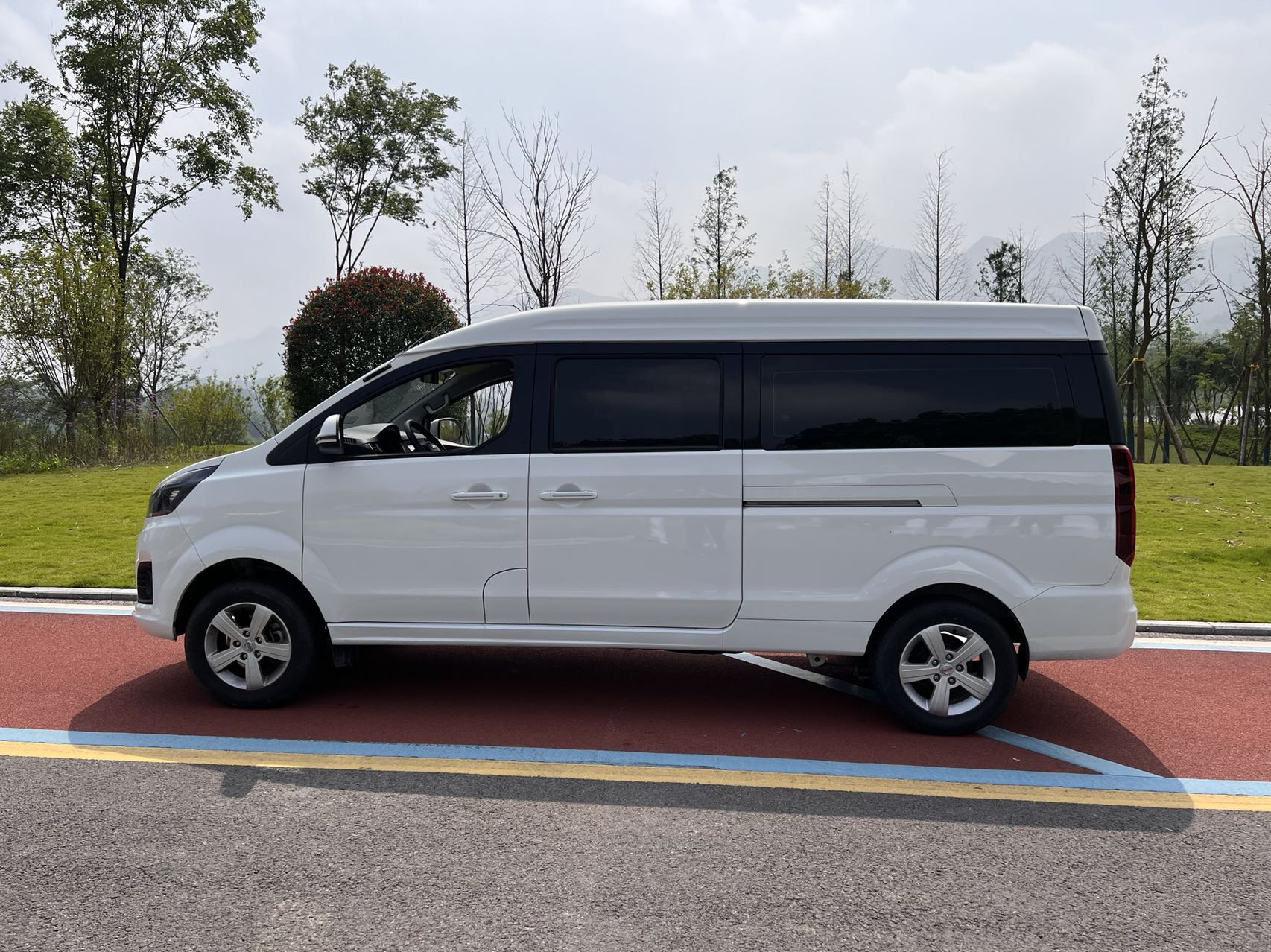 华晨鑫源金海狮m多功能mpv解锁生活的无限可能