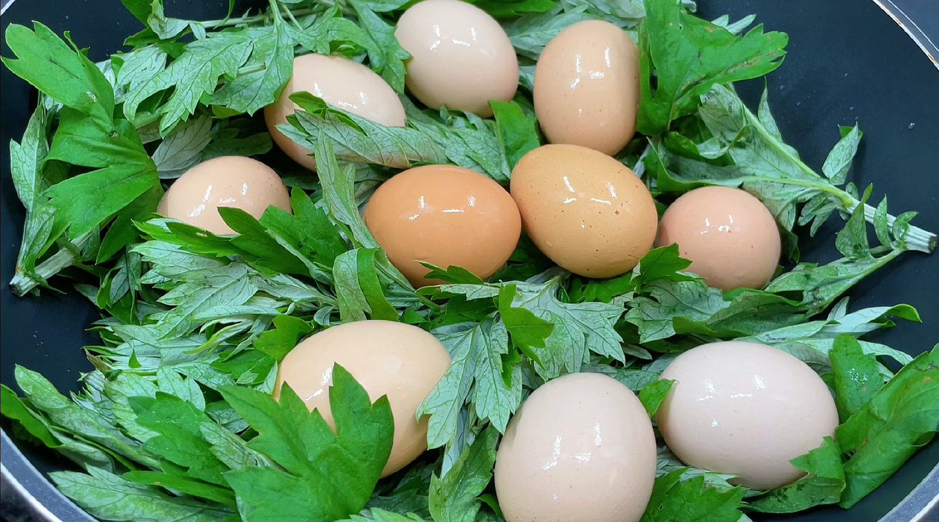 美食分享我的美食日记端午节吃粽子也少不了艾草煮鸡蛋一次煮10个比