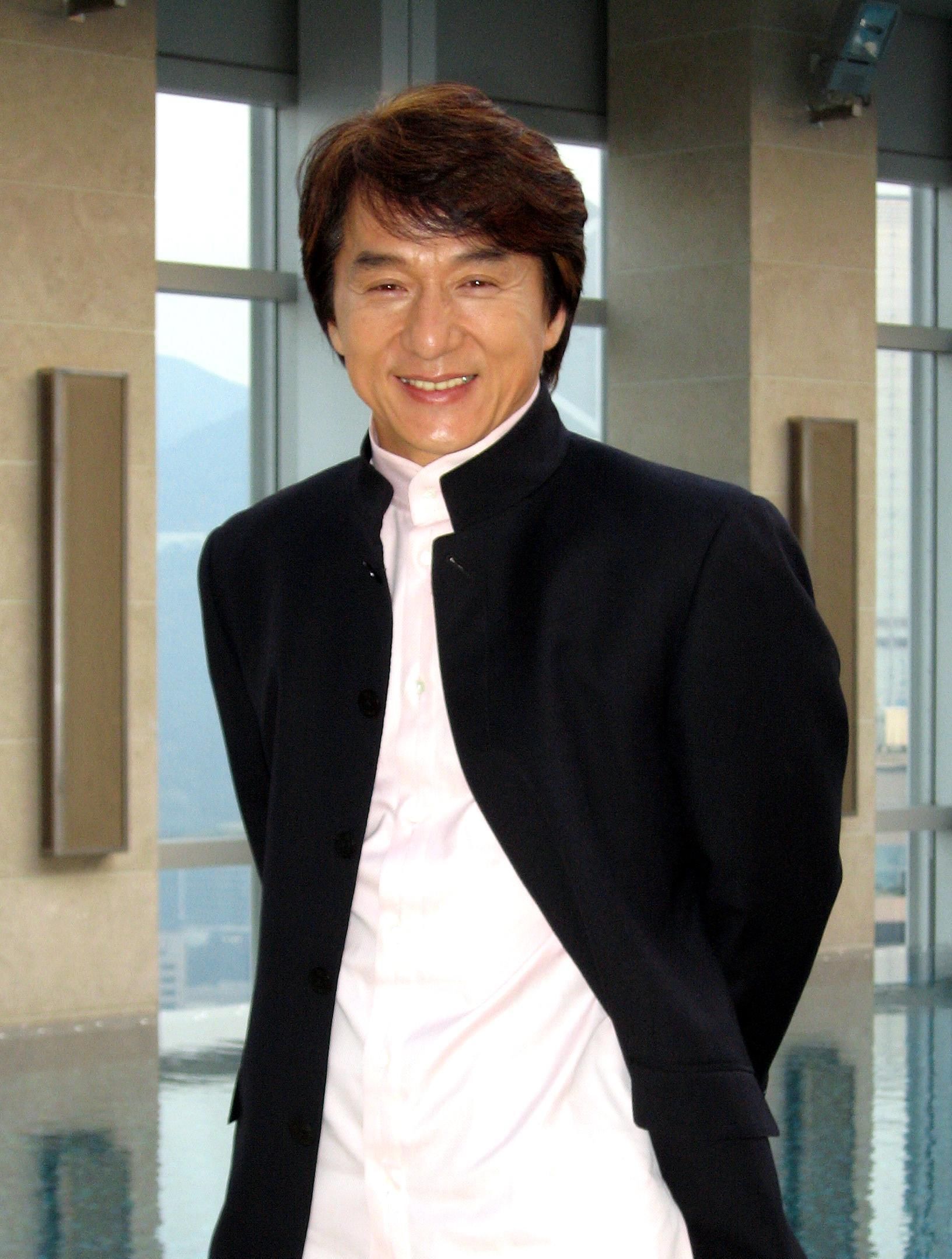 成龙夸他是下一个王宝强他却自甘堕落成网红卖假酒遭人谴责