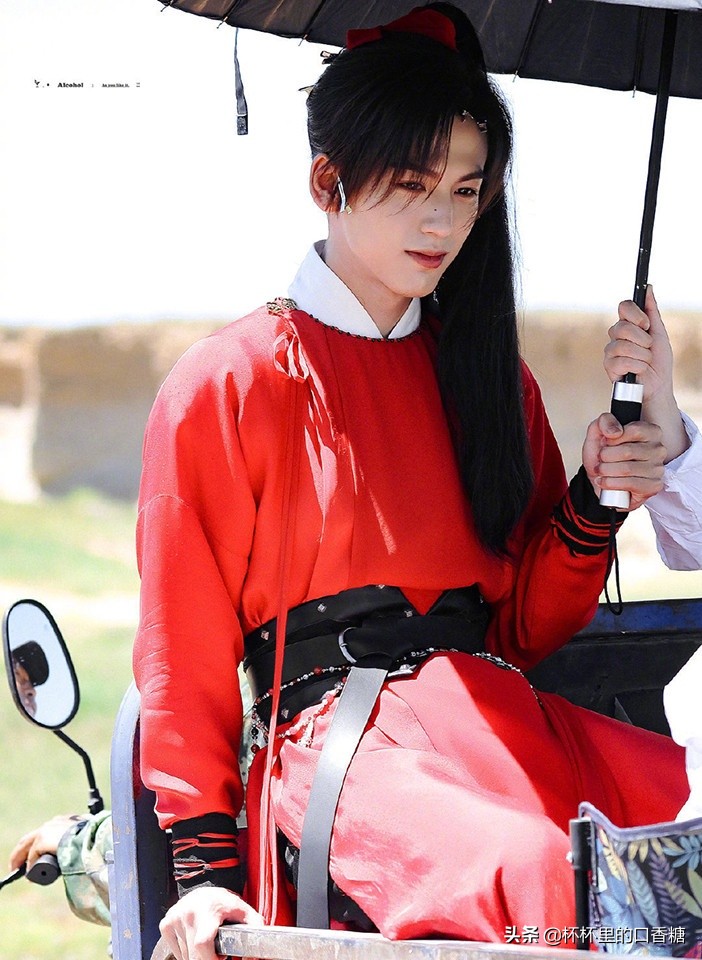 10位男神新古装造型：肖战《玉骨遥》仙气、龚俊《安乐传》霸气！休闲区蓝鸢梦想 - Www.slyday.coM