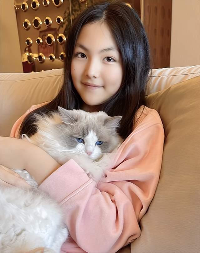 12岁王诗龄商场购物身高已隐隐超过李湘手腕戴价值9万金镯