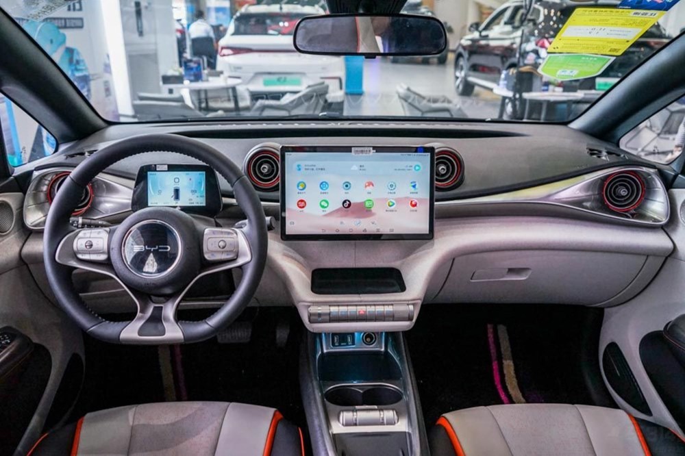 小型纯电车型该如何选择？欧拉好猫和比亚迪海豚您选择谁