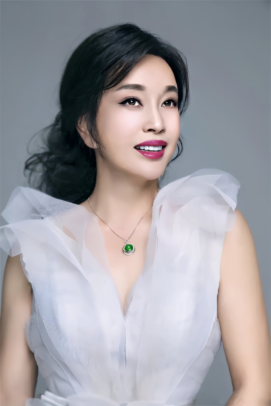 67岁刘晓庆原来也是腿精丝绒礼服打开20岁的逆龄惊艳