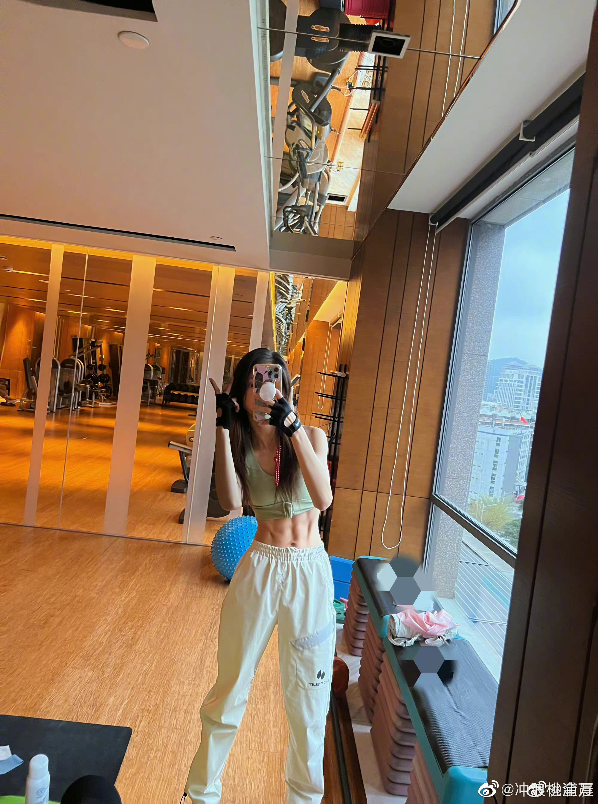 金晨的马甲线太绝了!