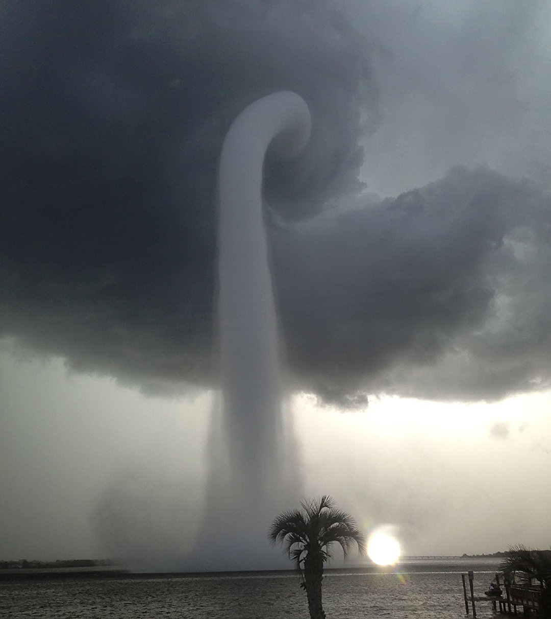 罕见通河天空出现龙吸水15年前高邮龙吸水的黑影是龙吗