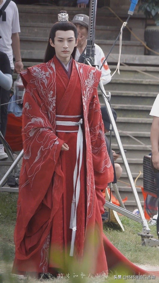 10位男神新古装造型：肖战《玉骨遥》仙气、龚俊《安乐传》霸气！休闲区蓝鸢梦想 - Www.slyday.coM