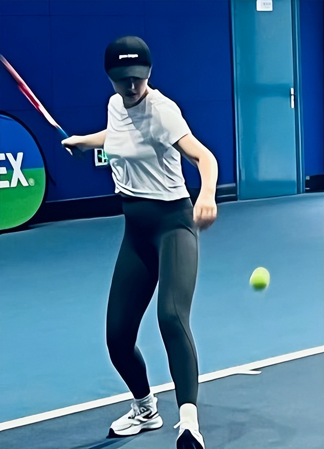 38岁朱珠晒素颜打球照衣角翘起露出腰部赘肉张嘴微喘脸部通红