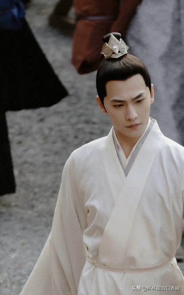 10位男神新古装造型：肖战《玉骨遥》仙气、龚俊《安乐传》霸气！休闲区蓝鸢梦想 - Www.slyday.coM