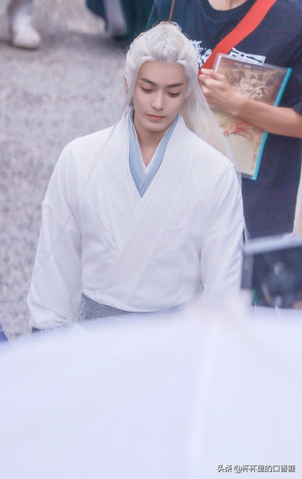 10位男神新古装造型：肖战《玉骨遥》仙气、龚俊《安乐传》霸气！休闲区蓝鸢梦想 - Www.slyday.coM