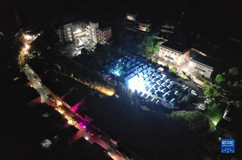 这是6月1日拍摄的四川雅安市芦山县太平镇太平中学安置点（无人机照片）。新华社记者 刘坤 摄
