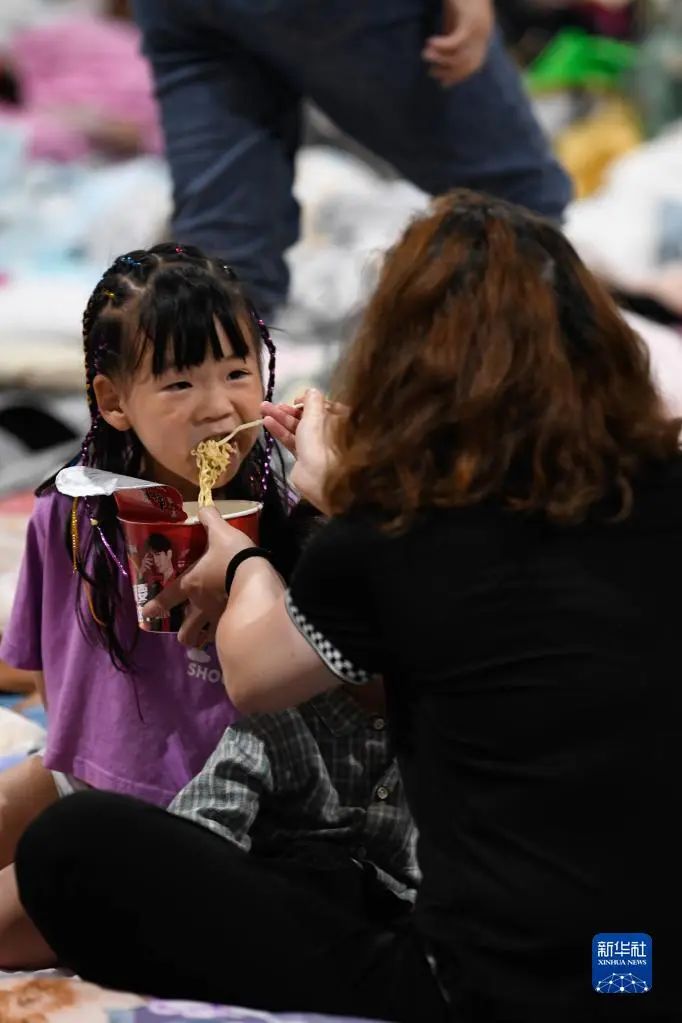 6月2日凌晨，群众在四川雅安市宝兴县体育馆安置点内吃面。新华社记者 胥冰洁 摄