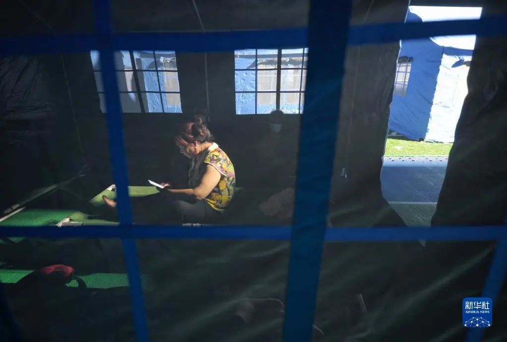 6月1日，在四川雅安市芦山县太平镇太平中学安置点内，一位受灾群众在帐篷内休息。新华社记者 刘坤 摄