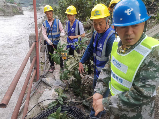 在河西抢修接续朝陇东方向的光缆