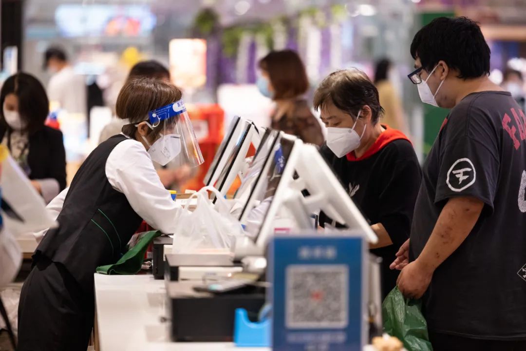 6月1日,市民在上海外滩金融中心一家超市款台结账.