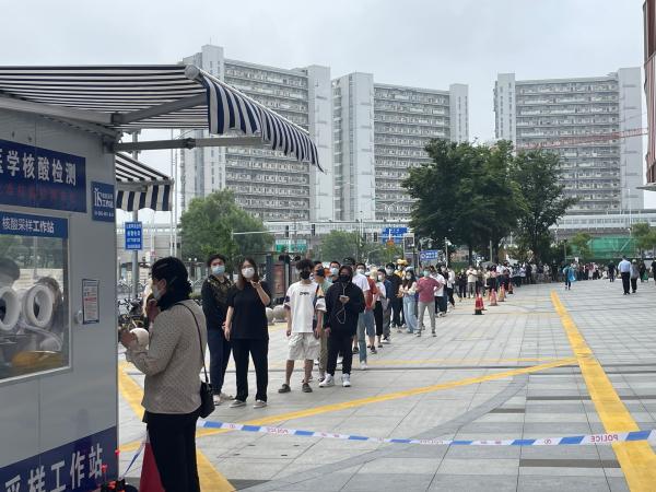 做核酸排队久出结果慢乱加码上海发改委正研究是否增设布点