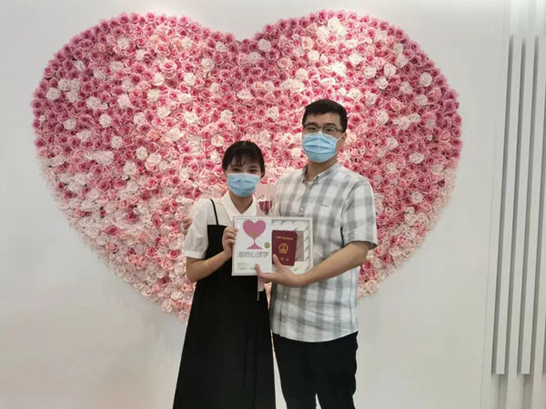 复工首日，闵行一对“守沪人”领结婚证了休闲区蓝鸢梦想 - Www.slyday.coM