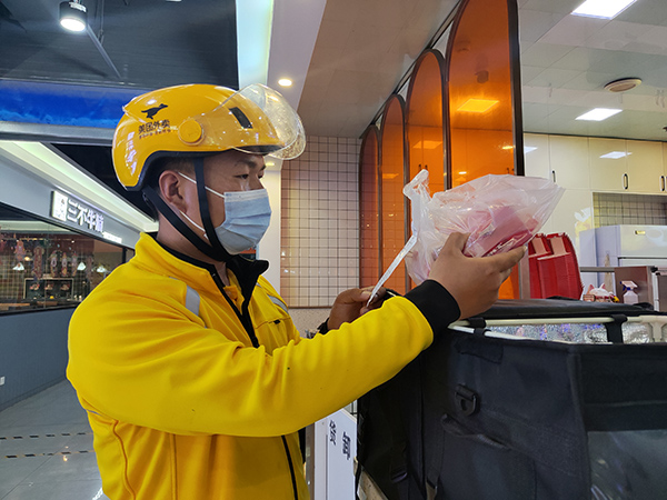 6月1日,外卖小哥王伟峰在取餐.&nbsp; 受访者 供图