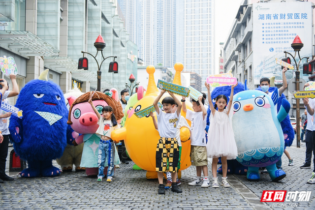 《麦咭和他的朋友们》动画片开播 萌偶六一闪现长沙街头休闲区蓝鸢梦想 - Www.slyday.coM