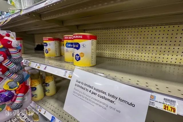 当地时间2022年5月11日，美国佐治亚州卡尔布郡迪凯特，当地Kroger超市奶粉货架缺货。图源：澎湃影像
