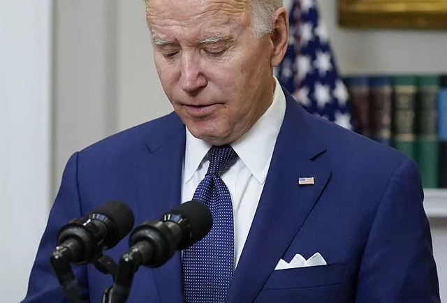 走投无路美媒曝拜登打算对俄罗斯石油低头暗示全球可购买