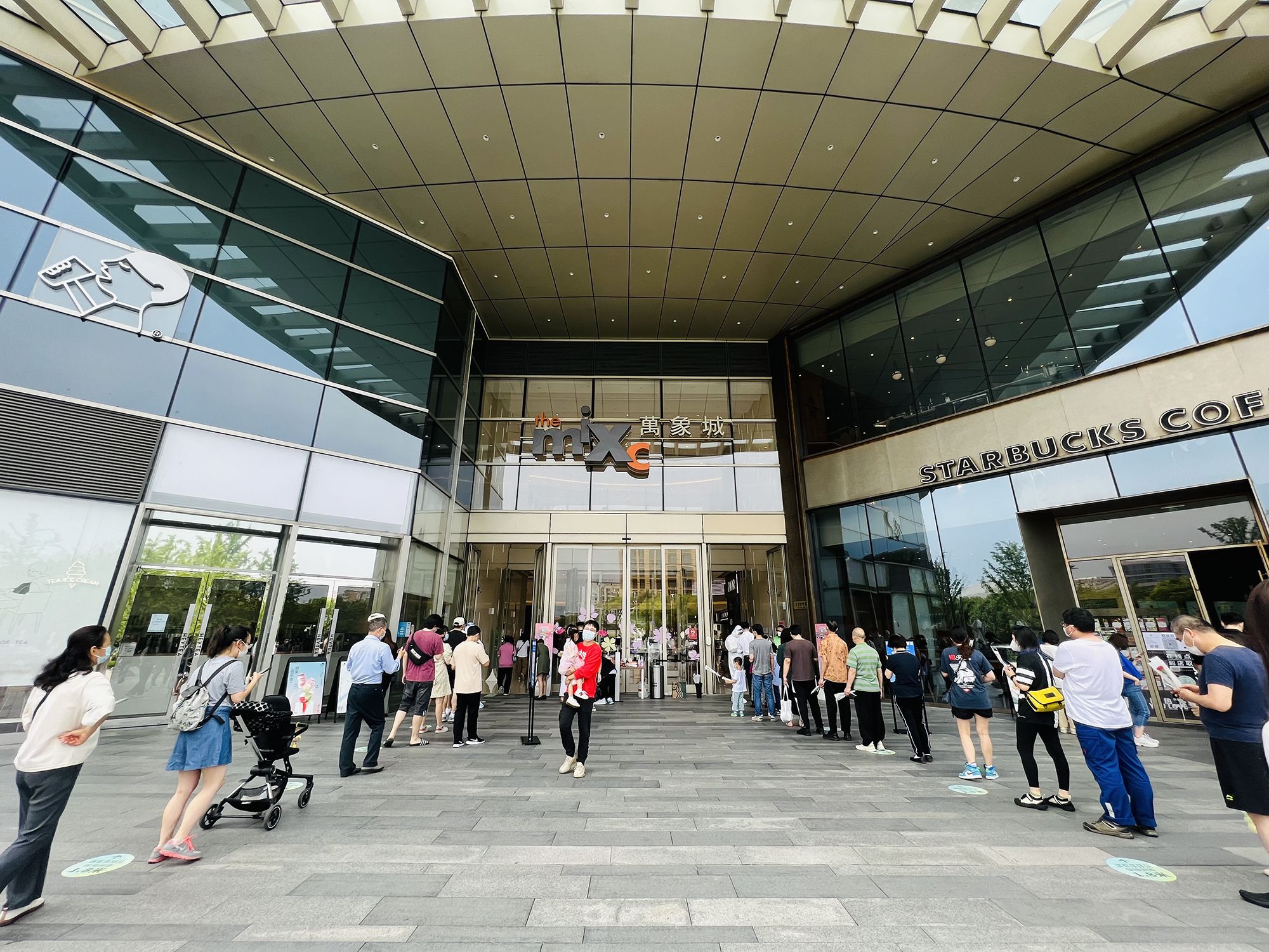 6月1日,在上海万象城入口,市民有序排队.