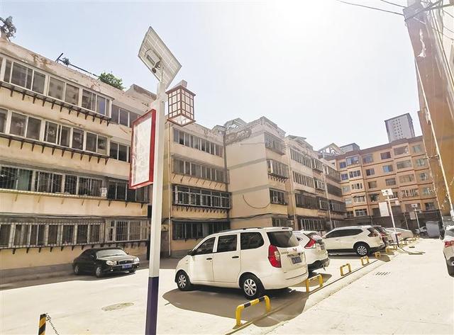 西固老旧小区改造提升了居民幸福感获得感，市民颜先生表示：“小区环境好了，我们的心情也好了”休闲区蓝鸢梦想 - Www.slyday.coM