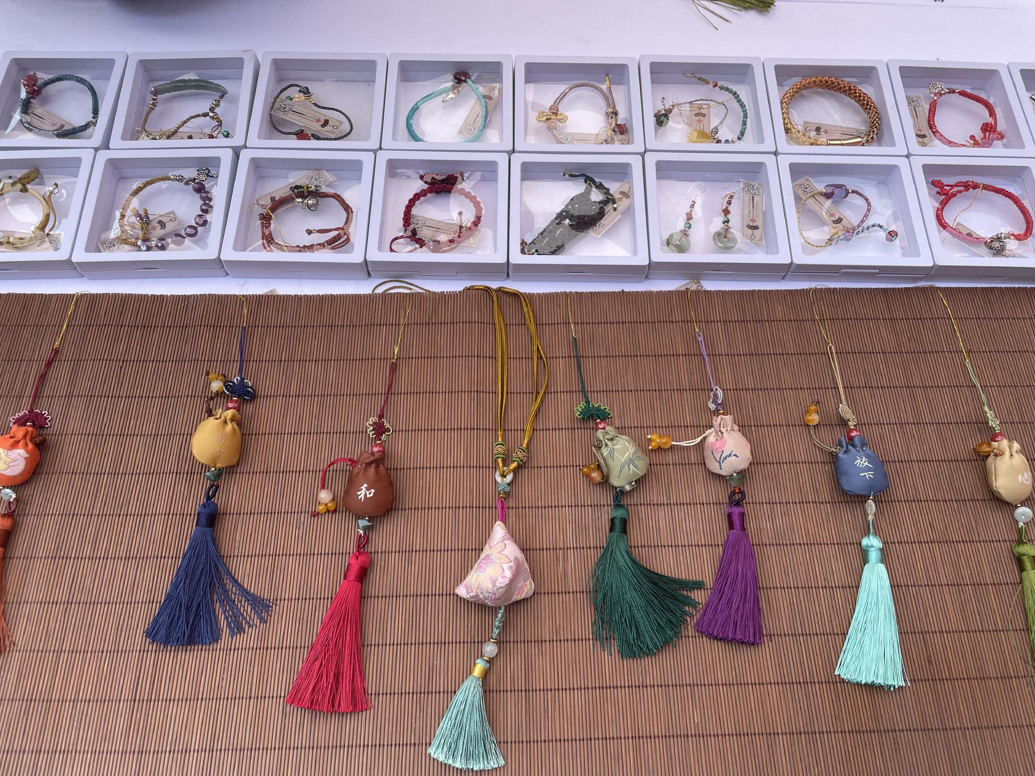 在南京绳结展台处,各式各样的绳结吸引着往来的消费者,这其中鸭蛋络子