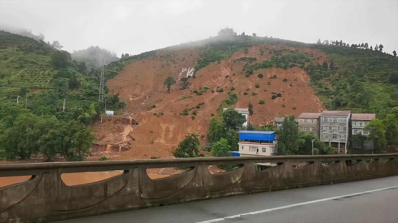 下雨山体滑坡图片图片