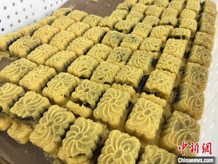 端午将至武汉传统小吃绿豆糕走俏