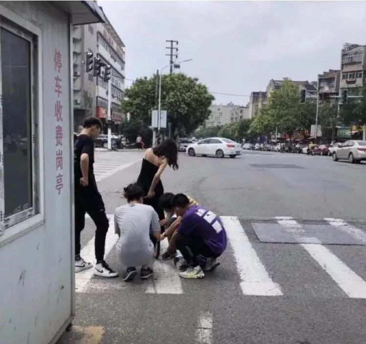 每日一笑：“看到女同事裤子拉链没拉上，该怎么提示她？”最后她还是社死了…休闲区蓝鸢梦想 - Www.slyday.coM