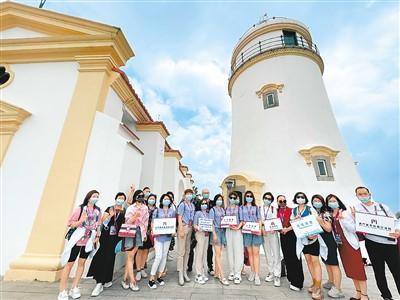 图为旅客在澳门景点前合影。图片来源:澳门特区政府新闻局网站