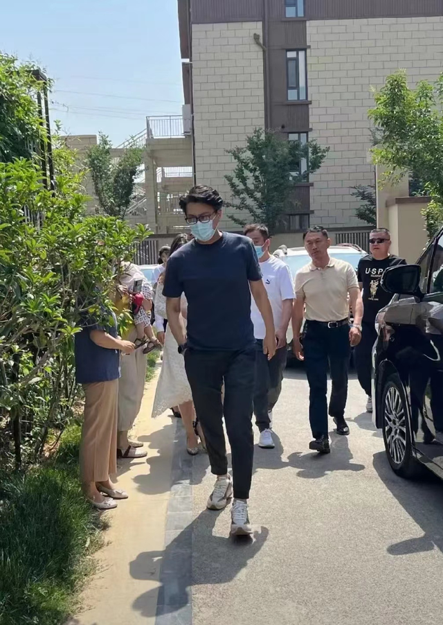 靳东回老家被偶遇与老乡拍照并签名身后多位人员跟随走路霸气