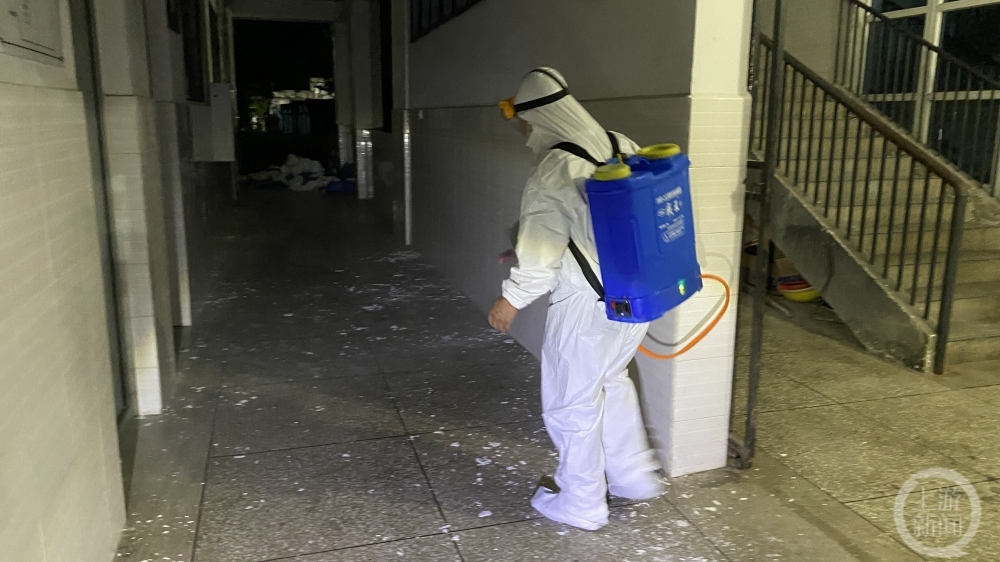 上游直击芦山地震震中太平镇：教学楼裂开，受灾群众暂住安置点休闲区蓝鸢梦想 - Www.slyday.coM