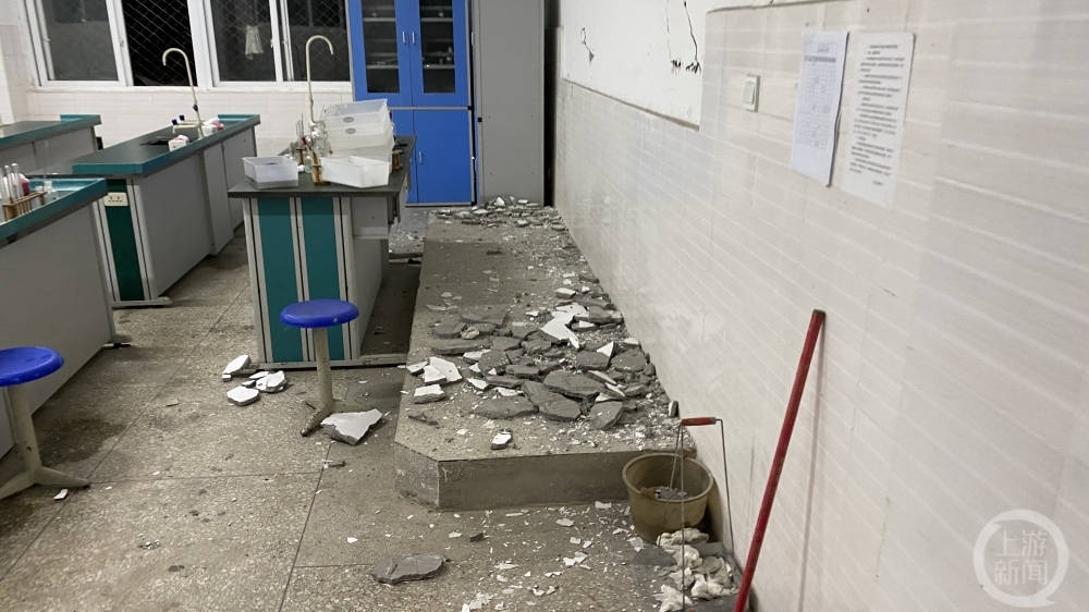 上游直击芦山地震震中太平镇：教学楼裂开，受灾群众暂住安置点休闲区蓝鸢梦想 - Www.slyday.coM