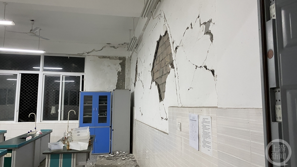 上游直击芦山地震震中太平镇：教学楼裂开，受灾群众暂住安置点休闲区蓝鸢梦想 - Www.slyday.coM
