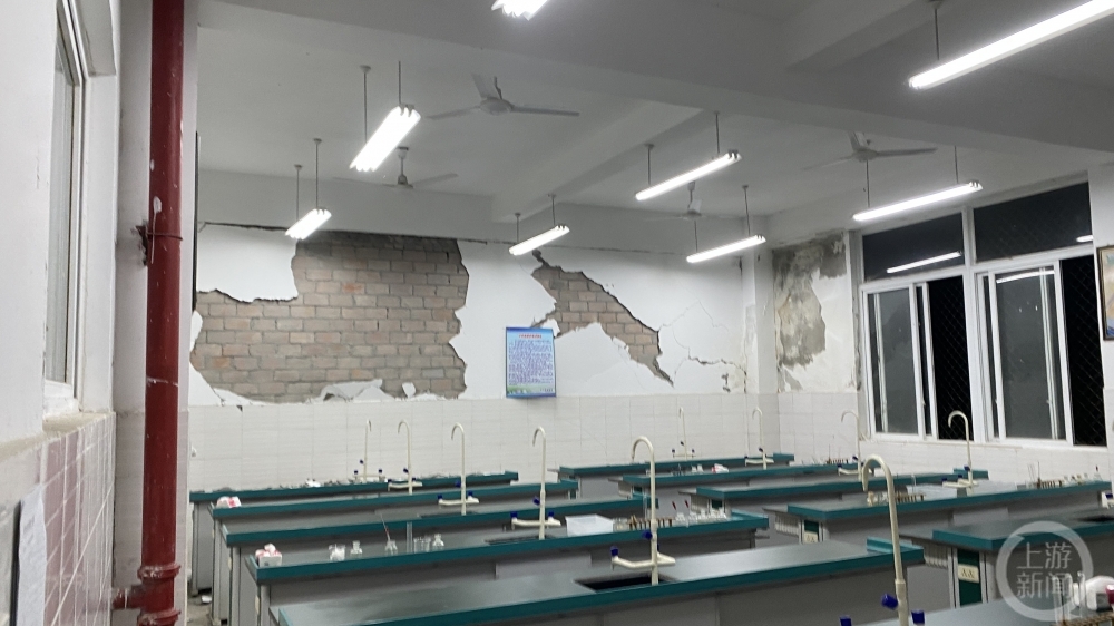 上游直击芦山地震震中太平镇：教学楼裂开，受灾群众暂住安置点休闲区蓝鸢梦想 - Www.slyday.coM