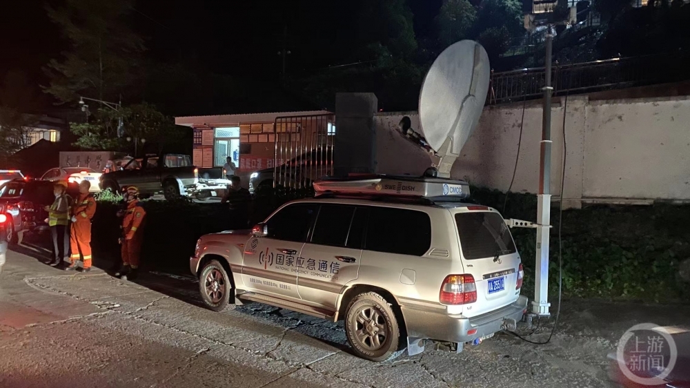 上游直击芦山地震震中太平镇：教学楼裂开，受灾群众暂住安置点休闲区蓝鸢梦想 - Www.slyday.coM