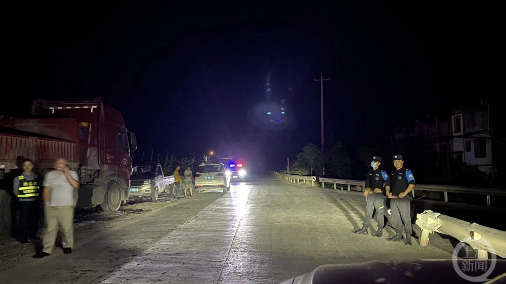 上游直击芦山地震震中太平镇：教学楼裂开，受灾群众暂住安置点休闲区蓝鸢梦想 - Www.slyday.coM