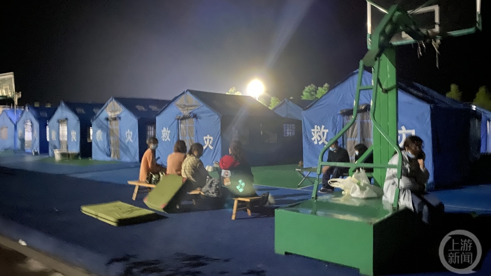 上游直击芦山地震震中太平镇：教学楼裂开，受灾群众暂住安置点休闲区蓝鸢梦想 - Www.slyday.coM