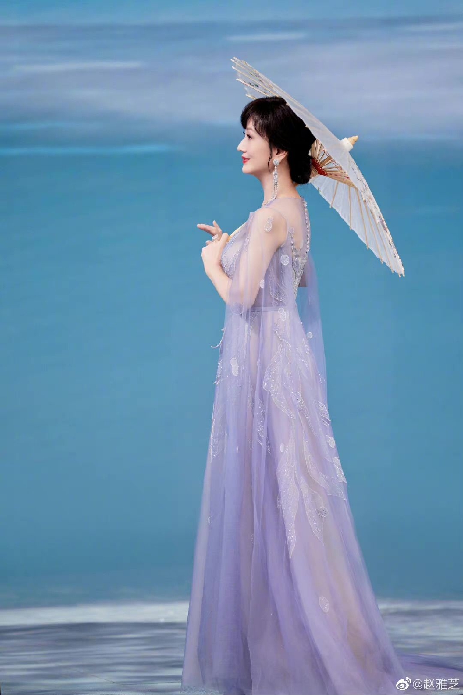 赵雅芝晒古风端午写真飘逸紫色长裙仙气十足