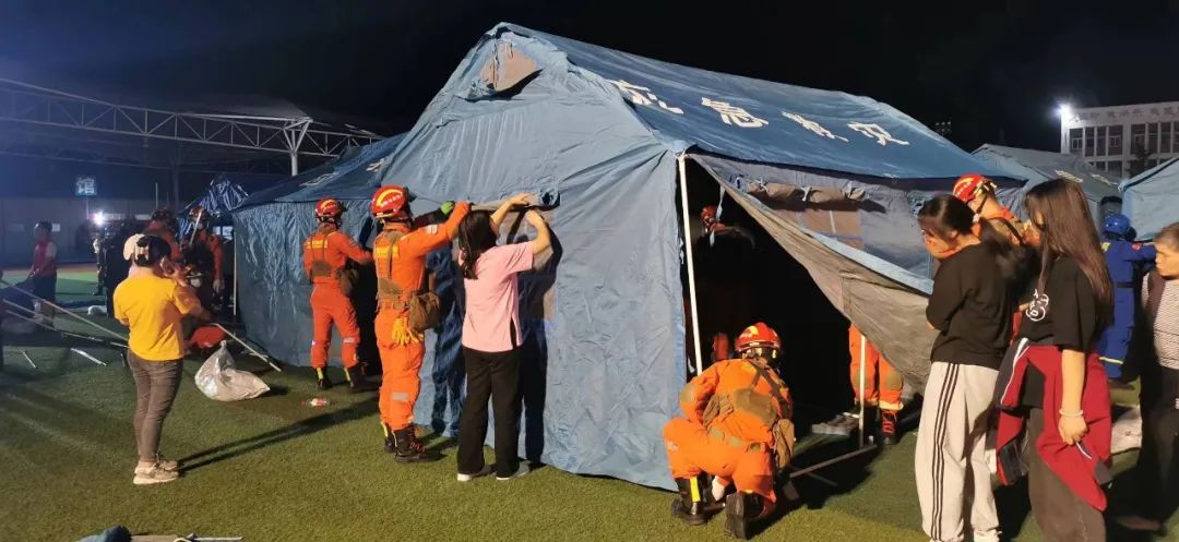 应急部门搭建帐篷安置群众。四川省森林消防救援总队曾鹏摄