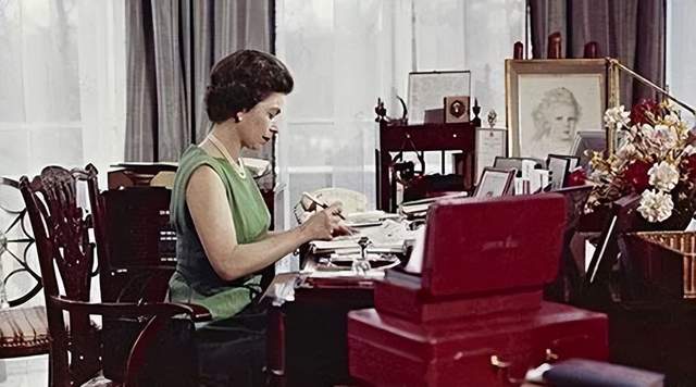 红颜变白发,英国女王伊丽莎白二世70年的王冠之路休闲区蓝鸢梦想 - Www.slyday.coM 红颜变白发,英国女王伊丽莎白二世70年的王冠之路休闲区蓝鸢梦想 - Www.slyday.coM